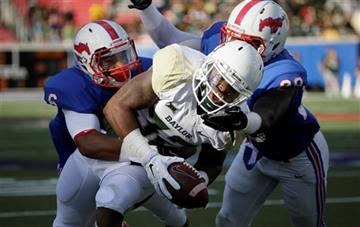 (AP Photo/LM Otero). Baylor running back Shock Linwood (32) runs against SMU defenders Shakiel Randolph, right, and Jesse Montgomery (6) during the first half of an NCAA college football game Friday, Sept. 4, 2015, in Dallas.