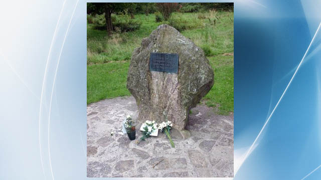 Memorial near where King Richard III's crown was said to be found. From Wikimedia: Bill Sibley